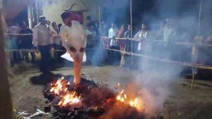 लोहरदगा: शिव मंडा पूजा समिति ने फुलखुन्दी और नागपुरी कार्यक्रम आयोजित किया, भक्तों ने धधकते अंगारों पर नंगे पैर चलकर आस्था दिखाई