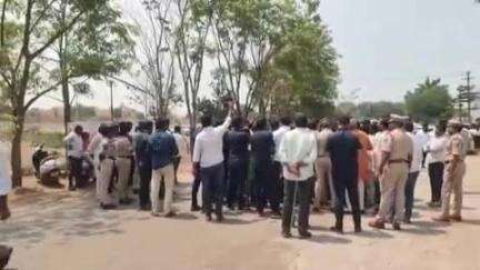 మేడ్చల్: మేడ్చల్ లో ఎంపీ ఈటెల రాజేందర్ ఇంటి వద్ద పోలీసుల భారీ బందోబస్తు