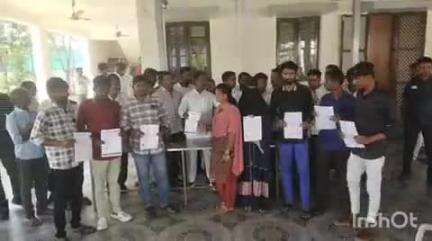 భూపాలపల్లి: జిల్లా కేంద్రంలో జాబ్‌ మేళా ద్వారా ఉద్యోగాలు పొందిన వారికి నియామక పత్రాలు అందించిన ఎమ్మెల్యే గండ్ర సత్యనారాయణ రావు
