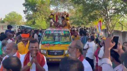 ஆத்தூர்: சின்னாளபட்டியில் 98வது வருட சித்திரை திருவிழா சஞ்சீவிநதியில் ஸ்ரீராமஅழகர் பச்சைப்பட்டுத்தி ஆற்றில் இறங்கினார்