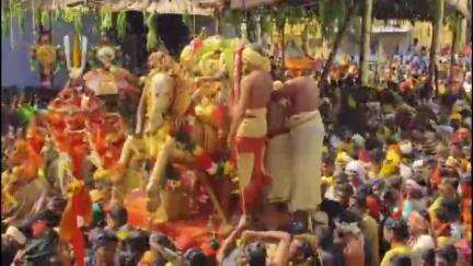 பரமக்குடி: வைகை ஆற்றில் கள்ளழகருக்கு  பக்தர்கள் தண்ணீரை பீச்சியடித்து  வரவேற்றனர்