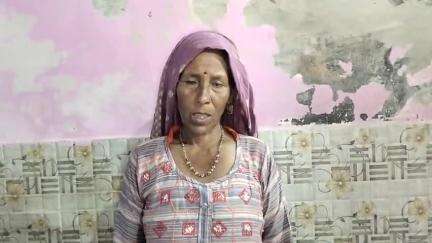 राजपुर खामपुर जिला बागपत में एक गरीब महिला को राशन डीलर ओमवीर सिंह के द्वारा कम राशन दिया गया है