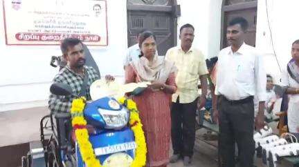 புதுக்கோட்டை: ஆட்சியரகத்தில் 1,50,000  மதிப்பினான நலத்திட்ட உதவிகளை மாற்றுத்திறனாளிகளுக்கு வழங்கிய கலெக்டர் அருணா