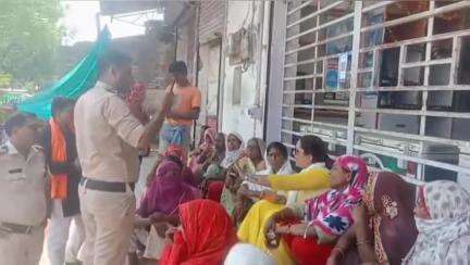 जबलपुर के रांझी में शराब दुकान बंद कराने महिलाओं ने खोला मोर्चा,महिलाओं व छात्राओं से होती है छेड़छाड़ !