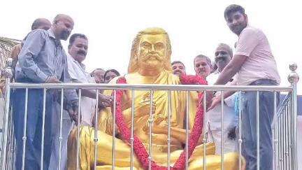 விளவங்கோடு: தொல்காப்பியர் பிறந்தநாளை முன்னிட்டு காப்பிக்காடு பகுதியில் உள்ள அவரது சிலைக்கு உதவி ஆட்சியர் மாலை அணிவித்து மரியாதை