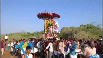 இராமநாதபுரம்: குளத்தூரில்  ஸ்ரீ லட்சுமி நாராயண பெருமாள் வைகை ஆற்றில் இறங்கினார்