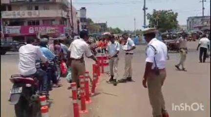 భూపాలపల్లి: వాహనదారులందరూ ట్రాఫిక్ రూల్స్ తప్పకుండా పాటించారు : ట్రాఫిక్ ఎస్ఐ శ్రీనివాస్