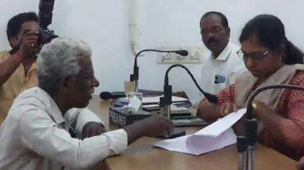 புதுக்கோட்டை: வடகாட்டில் நடந்த கலவரம் குறித்த அறிக்கையை ஆட்சியரகத்தில் ஆட்சியரை சந்தித்து வழங்கிய மக்கள் விடுதலை கட்சியினர்