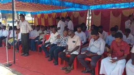 புதுக்கோட்டை: கட்டிட பொருள்களின் விலையை குறைக்க  கட்டுமான பொறியாளர்கள் சங்கத்தினர் திலகர் திடலில் ஆர்ப்பாட்டம்