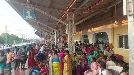 திருவண்ணாமலை: சிறப்பு ரயில்கள் இயக்கப்பட்டதால் திருவண்ணாமலை கிரிவலம் முடித்து செல்லும் பக்தர்கள் மகிழ்ச்சியோடு சொந்த ஊர்களுக்கு திரும்பினார்