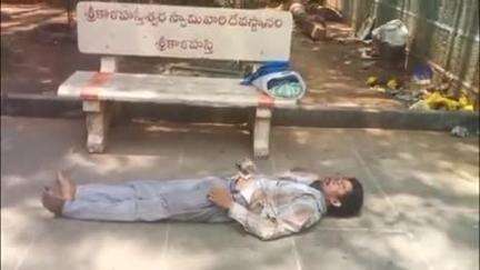 ముక్కంటి ఆలయంలోని బ్రహ్మగుడి సమీపంలో గుర్తుతెలియని వ్యక్తి మృతి, ఏరియా ఆసుపత్రి మార్చురీకి తరలింపు