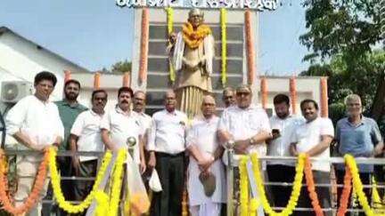 ଜୟପୁର: ପୂର୍ବତନ ଅର୍ଥ ଓ ଆଇନମନ୍ତ୍ରୀ ସ୍ବର୍ଗତ ରଘୁନାଥ ପଟ୍ଟନାୟକଙ୍କ ପୁଣ୍ୟତିଥିରେ  ପାୱାର ହାଉସ ଛକ ନିକଟରେ ଥିବା  ପ୍ରତିମୂର୍ତ୍ତିରେ ମାଲ୍ୟାର୍ପଣ