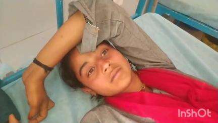 अलीगंज: पहरइया में चूल्हे के लिए खेत से मिट्टी लेने गई किशोरी के पैर में सर्प ने काटा, सीएचसी अलीगंज से किया गया रैफर
