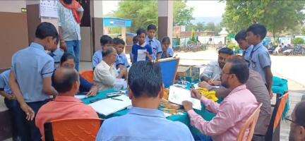 बरवाडीह: बरवाडीह समुदायिक स्वास्थ्य केंद्र ने स्कूली बच्चों के लिए स्वास्थ्य शिविर का किया आयोजन