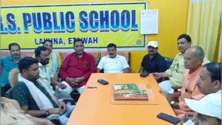 चकरनगर: लखना के एक स्कूल सभागार में ग्रामीण पत्रकारों की मासिक बैठक संपन्न, पत्रकारों के हितों को लेकर हुई चर्चा