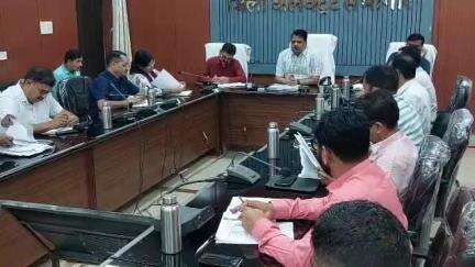पाली: कलेक्ट्रेट सभागार में जिला कलेक्टर एल एन मंत्री की अध्यक्षता में आयोजित साप्ताहिक समीक्षा बैठक, अधिकारी रहे मौजूद