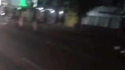 छतरपुर नगर: रेलवे स्टेशन के पास दो युवकों पर एक दर्जन लोगों ने की मारपीट, वीडियो हुआ वायरल