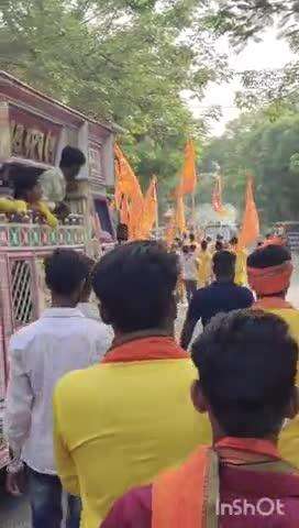 महुआ: महुआ के परसोनिया में 21 कुंडीय गायत्री महायज्ञ के लिए सोमवार को भव्य कलश यात्रा निकाली गई