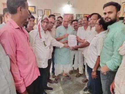 बांसी: बांसी में प्रस्तावित ओवर ब्रिज को न बनाकर कस्बे के बाहर बाईपास निर्माण कराने को लेकर विधायक को दिया ज्ञापन