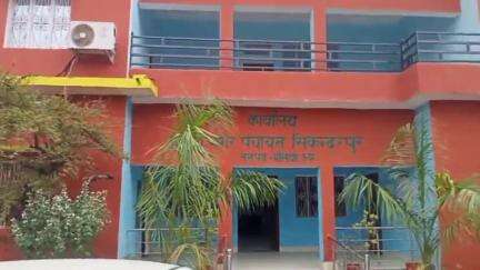 सिकंदरपुर: आदर्श नगर पंचायत सिकंदरपुर के नगरा मोड़ मुख्य चौराहे पर सड़क के पर बह रहा है नाले का पानी, लोगों में आक्रोश #jansamasya