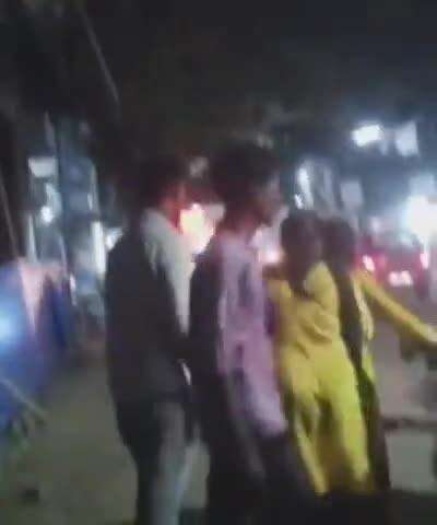 नवाबगंज: बाराबंकी रेलवे स्टेशन पर महिला ने हिम्मत की मिसाल पेश की, छेड़छाड़ करने वाले फल विक्रेता को सरेआम सिखाया सबक