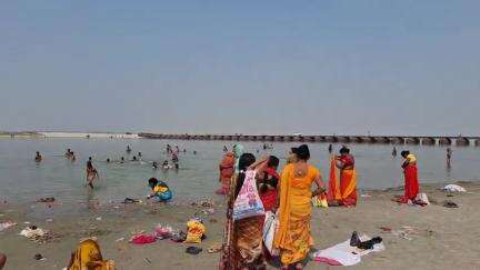दरौली: बुद्ध पूर्णिमा पर दरौली के सरयू नदी के पचमन्दिरा घाट पर स्नान के लिए उमड़ी श्रद्धालुओं की भीड़