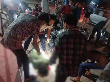 सीहोर नगर: हाईवे पर पार्वती पुल के समीप बाइक व एक्टिवा के बीच हुई टक्कर, 3 लोग हुए घायल