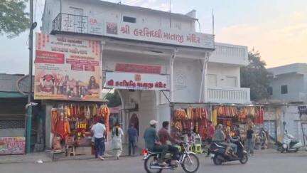 નાંદોદ: આજે પૂનમના દિવસ રાજપીપળાના પ્રસિદ્ધ યાત્રાધામ હરસિધ્ધી માતાના મંદિરે ભક્તોની ભારે ભીડ , ધારાસભ્ય ઉપસ્થિત.