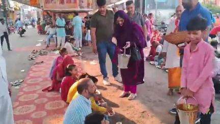 🛑बदायूं:-भंडारे में चप्पल पहन प्रसाद बांटने पर नोटिस,नगर पालिका अध्यक्ष फातिमा रजा को पुलिस ने भेजा नोटिस
#badaun