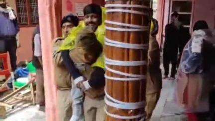 राजगढ़ी: चलने में असमर्थ श्रद्धालु को पुलिस और होमगार्ड्स जवानों ने कराए यमुनोत्री धाम के दर्शन