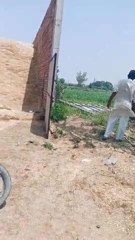 नारनौंद के श्मशान घाट के दोनों शैडो की टीन की छत तेज आंधी से उड़ कर पास के खेत में गिरि