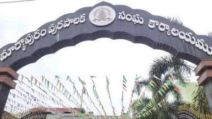 మార్కాపురం: మార్కాపురం మున్సిపల్ చైర్మన్ పై అవిశ్వాస తీర్మాన పత్రాన్ని జిల్లా కలెక్టర్ తమిమ్ అన్సారియా కు అందజేసిన  కౌన్సిలర్లు