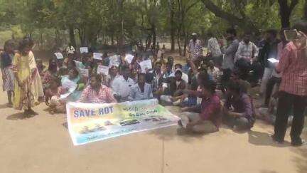 రాయదుర్గం: ఆర్డీటీ సంస్థ సేవలు కొనసాగించేలా చర్యలు తీసుకోవాలంటూ కణేకల్లులో పెద్ద ఎత్తున ర్యాలీ, మానవహారం