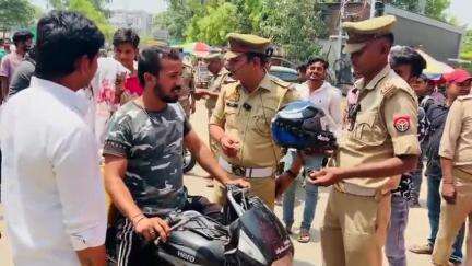 🛑गाजियाबाद:-यातायात पुलिस द्वारा जागरूकता अभियान चलाकर दो पहिया वाहन चालकों को हेलमेट वितरित किए गए।#traffic #news
