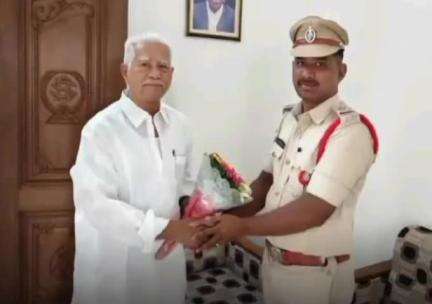 ప్రొద్దుటూరు: ఎమ్మెల్యే నంద్యాల వరదరాజులరెడ్డి మర్యాదపూర్వకంగా కలిసిన నూతన ఎస్సైగా బాధ్యతలు చేపట్టిన హనుమంతు