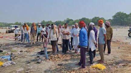 दरौली: सड़क दुर्घटना में हुई मौत के मामले में दरौली सरयू नदी घाट पर मृतक का अंतिम संस्कार किया गया, विधायक भी पहुंचे