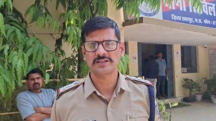 छतरपुर नगर: सिविल लाइन थाना क्षेत्र में मोबाइल सिम बेचने वालों के यहां पुलिस ने की चेकिंग, थाना प्रभारी ने दी जानकारी