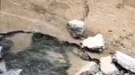 दारव्हा: नगरपरिषदेच्या निष्काळजीपणामुळे लाखो लिटर पाण्याचा अपव्यय, राम मंदिराकडे जाणाऱ्या रस्त्यावर फुटली पाईपलाईन