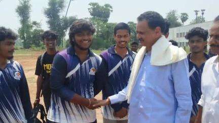 మాడుగులలో రాష్ట్రస్థాయి క్రికెట్ పోటీల్లో ప్రారంభించిన మాడుగుల శాసనసభ్యులు బండారు సత్యనారాయణమూర్తి