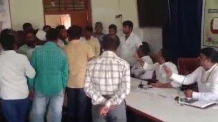 ಲಕ್ಷ್ಮೇಶ್ವರ: ಪಟ್ಟಣದಲ್ಲಿ ತ್ರೈಮಾಸಿಕ ಪ್ರಗತಿ ಪರಿಶೀಲನಾ ಸಭೆ, ಶಾಸಕ ಹಾಗೂ ರೈತರ ನಡುವೆ ವಾಗ್ವಾದ
