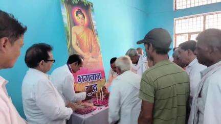 भरथना: बकेवर अंबेडकर पार्क में भगवान गौतम बुद्ध की 2569वीं जयंती मनाई गई