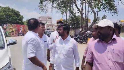 ஓசூர்: மத்திகிரி பேருந்து நிலையத்தில் தெற்கு பகுதி அதிமுக சார்பில் EPS பிறந்தநாள் கொண்டாடப்பட்டது