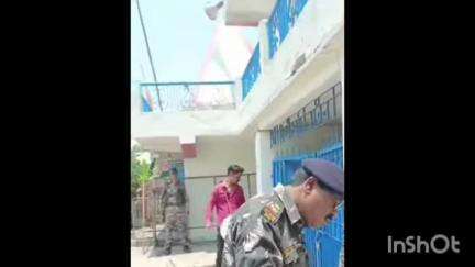 मेदिनीनगर (डालटनगंज): शहर थाना पुलिस ने नगाड़ों के साथ सुदना बाईपास रोड निवास के घर पर चिपकाया इस्तेहार