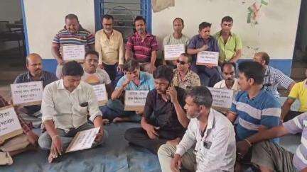 সিউড়ি ১: উত্তরবঙ্গ পরিবহন সংস্থার অস্থায়ী কর্মীদের পক্ষ থেকে সিউড়ি সরকারি বাস স্ট্যান্ডে অবস্থান বিক্ষোভে বসলো