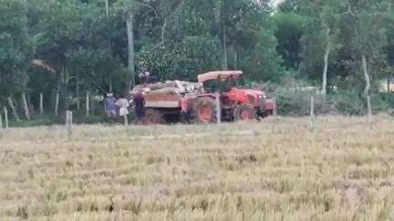 ଭୋଗରାଇ: କମର୍ଦ୍ଦା ଅଞ୍ଚଳରେ ପଶ୍ଚିମବଙ୍ଗ ଚୋରା କାଠ ଯାଉଥିବା ଅଭିଯୋଗ, ତଦନ୍ତ ଦାବି କରି ସେହି ଠାରେ ସ୍ଥାନୀୟ ବାସିନ୍ଦାଙ୍କ ପ୍ରତିକ୍ରିୟା