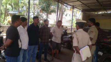 ಕಾರವಾರ: ಚಿತ್ತಾಕುಲಾ ಪೊಲೀಸ್ ಠಾಣೆತಲ್ಲಿ ರೌಡಿಶೀಟರ್ ಸೋಮವಾರ ಎಚ್ಚರಿಕೆ ನೀಡಿದ ಪೊಲೀಸ್ ಅಧಿಕಾರಿಗಳು