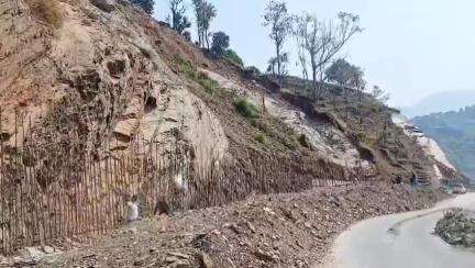 बाराकोट:डीएम चंपावत के निर्देश पर लोहाघाट घाट राष्ट्रीय राजमार्ग में तेजी से चल रहा है सड़क सुरक्षा का कार्य।