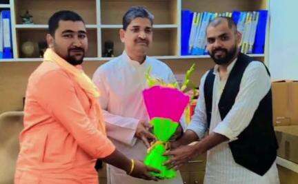 कोचाधामन: क्षेत्र संख्या-10 कोचाधामन के जिला परिषद सदस्य ने दिल्ली में सांसद डॉ. मो. जावेद से की शिष्टाचार मुलाकात