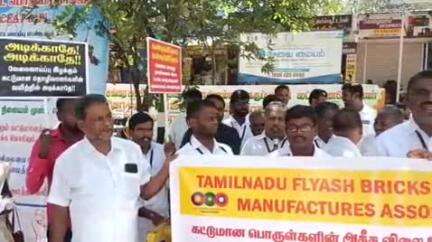 தென்காசி: புதிய பேருந்து நிலையம் முன்பு தமிழ்நாடு மற்றும் புதுச்சேரி அனைத்து கட்டிட பொறியாளர் சங்கம் சார்பில் ஆர்ப்பாட்டம்