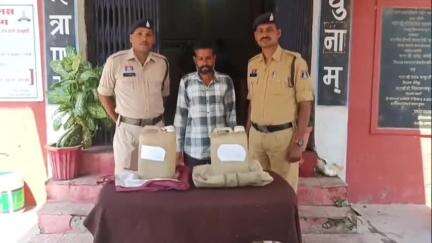 चांपा: बम्हनीडीह पुलिस ने कपिस्दा गांव से महुआ शराब की अवैध बिक्री करने वाले आरोपी को किया गिरफ्तार, 20 लीटर महुआ शराब जब्त